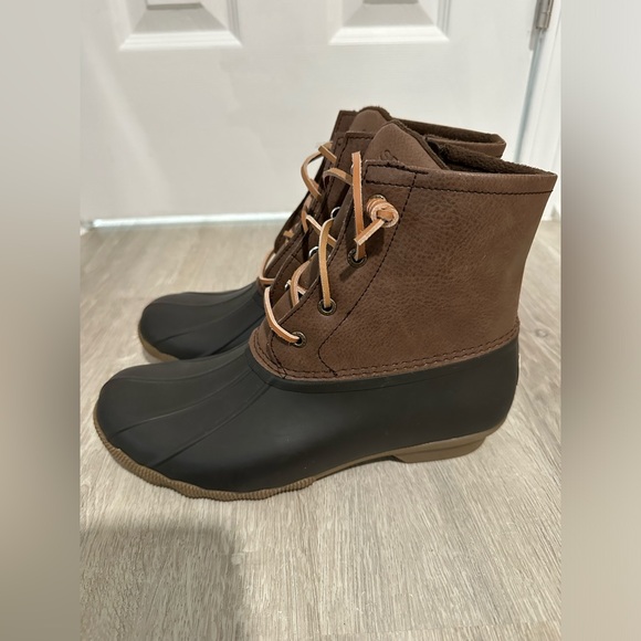 SH13 NWOT Sperry Boots Saltwater Quilted Rain Duck Waterproof Brown Womens 8.5 - Picture 2 of 9